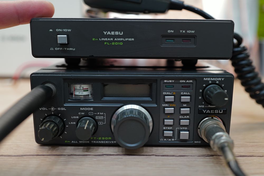 Statie transceiver Yaesu FT 290R cu amplificator FL 2001 radio amatori