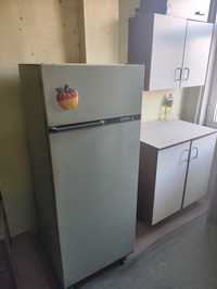 Холодильник и шкаф