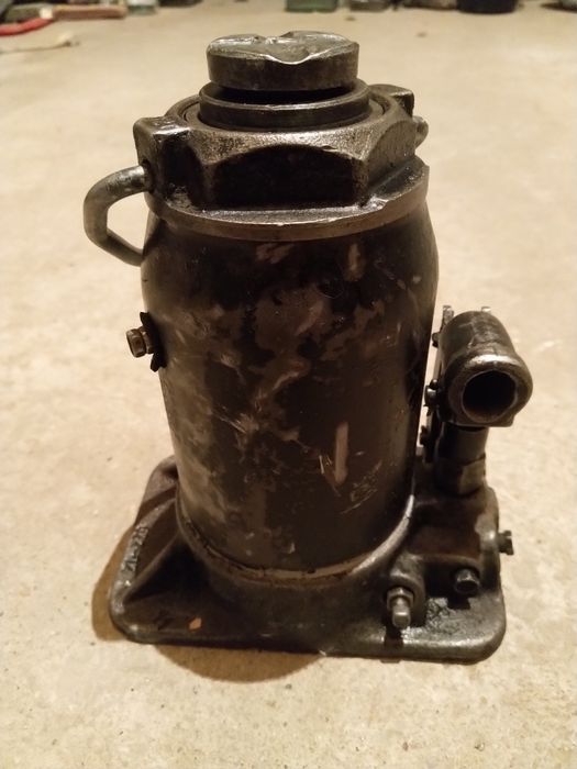 Продам домкрат 15тонна советскии