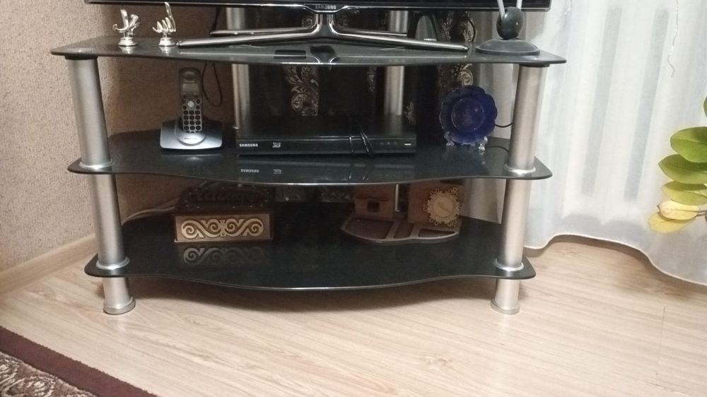 Стеклянная тумбочка под телевизор