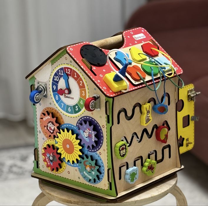 Бизиборд домик 25×35 см — отличное состояние