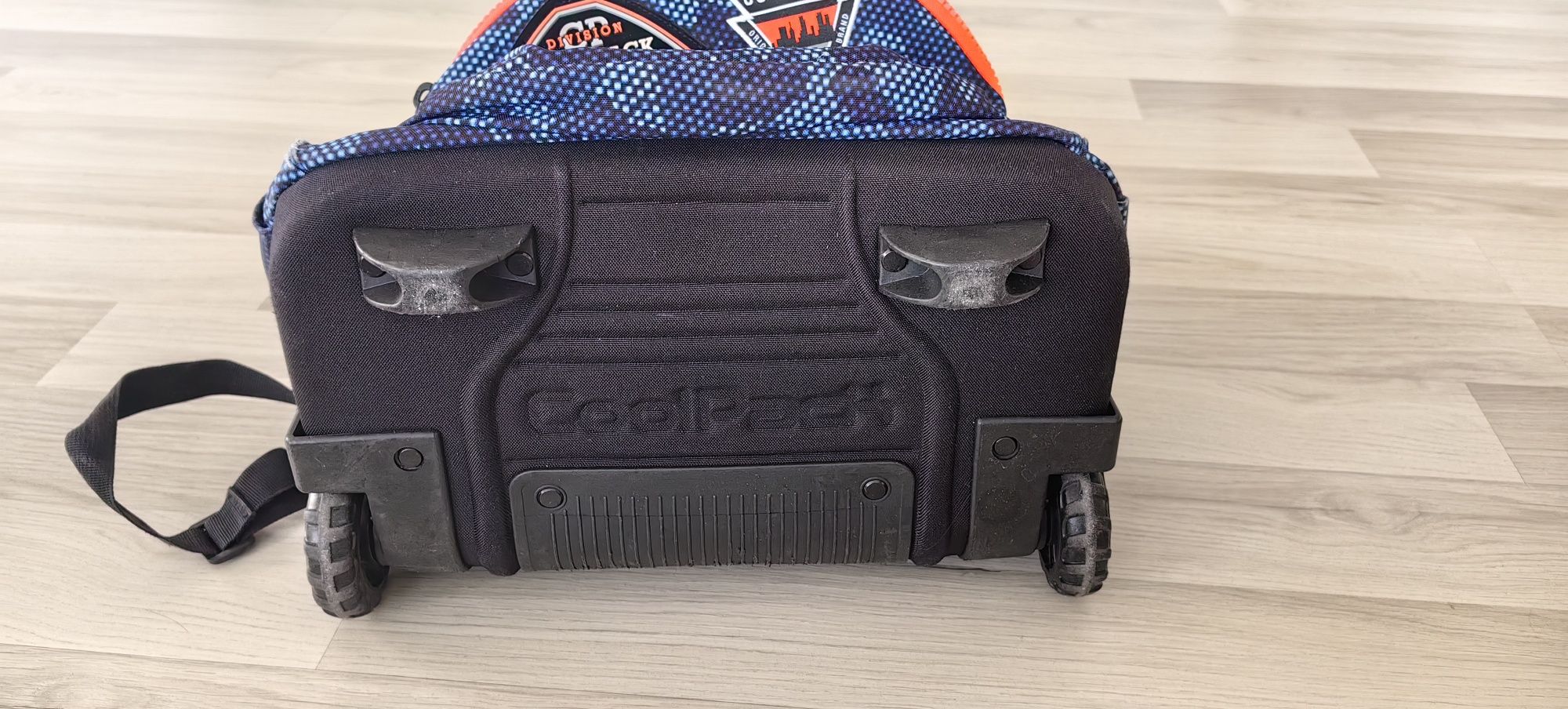 Детска ученическа раница на колелца COOLPACK + подарък несесер