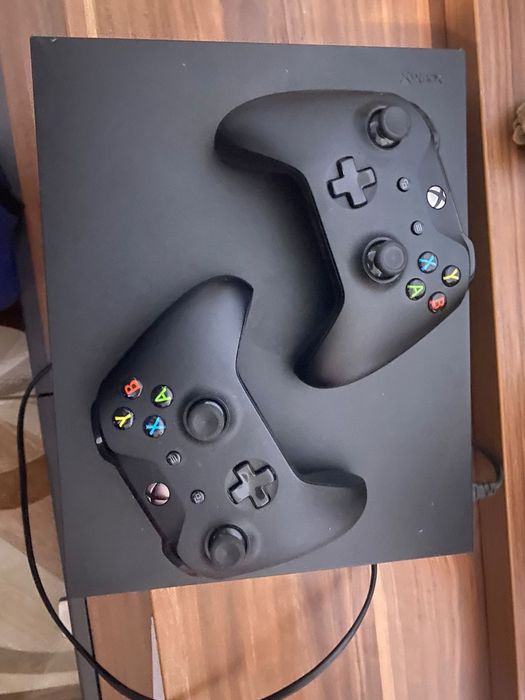 Vând Xbox one x în stare perfectă