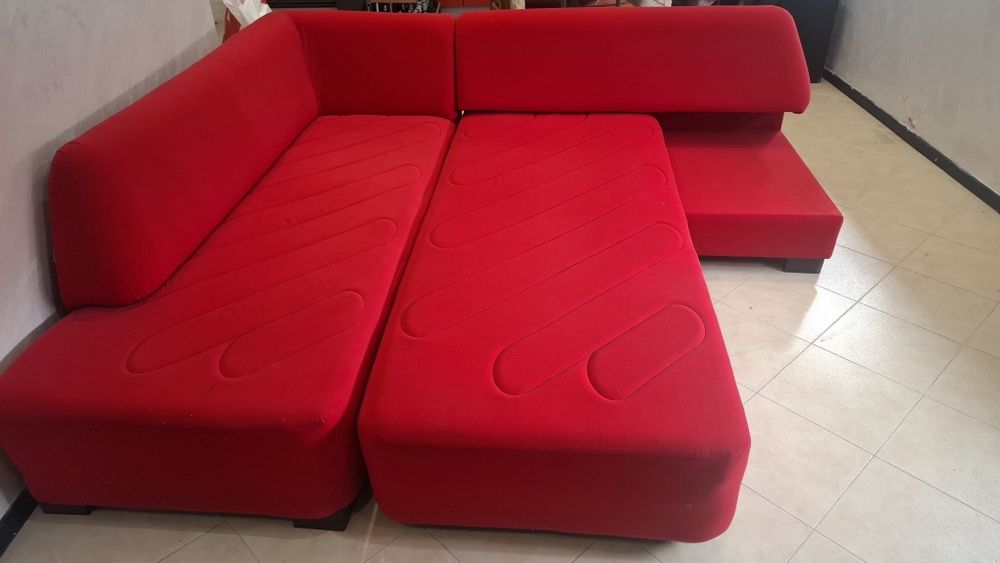 Ъглов червен диван от 2 лежанки