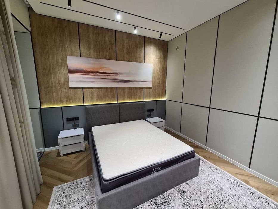 Амир-Тимур Хайтек с мебелью