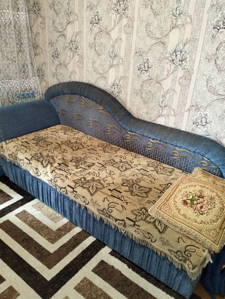 Диван синего цвета