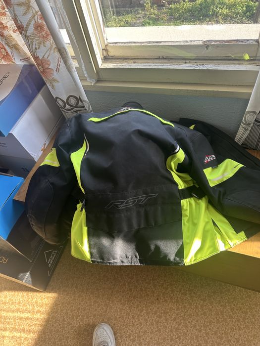 Премиум мотористки комплект – каска, яке и ръкавици