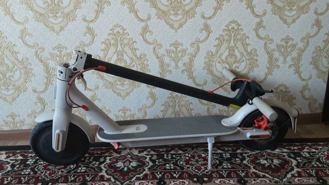 Срочно продаётся электросамокат Xiaomi Mi Electric Scooter 3 lite