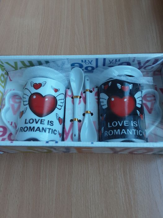 Различни чаши от порцелан и стъкло