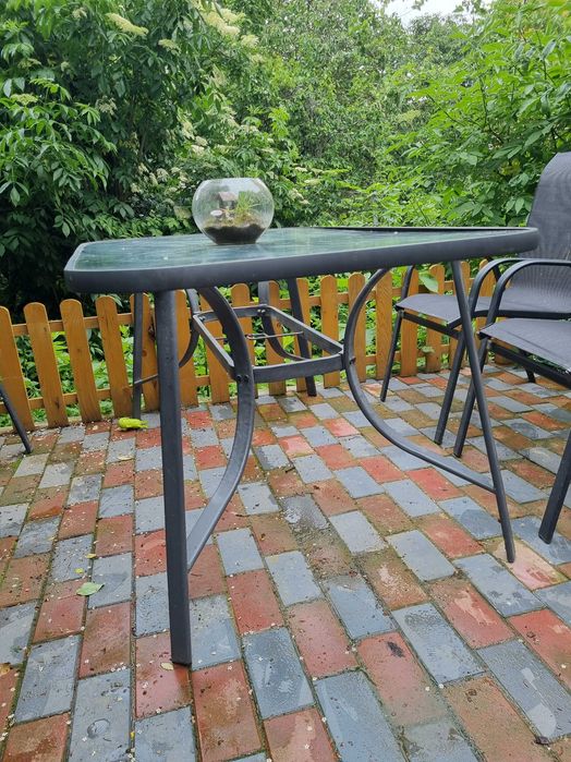 Masa de gradina din sticla.