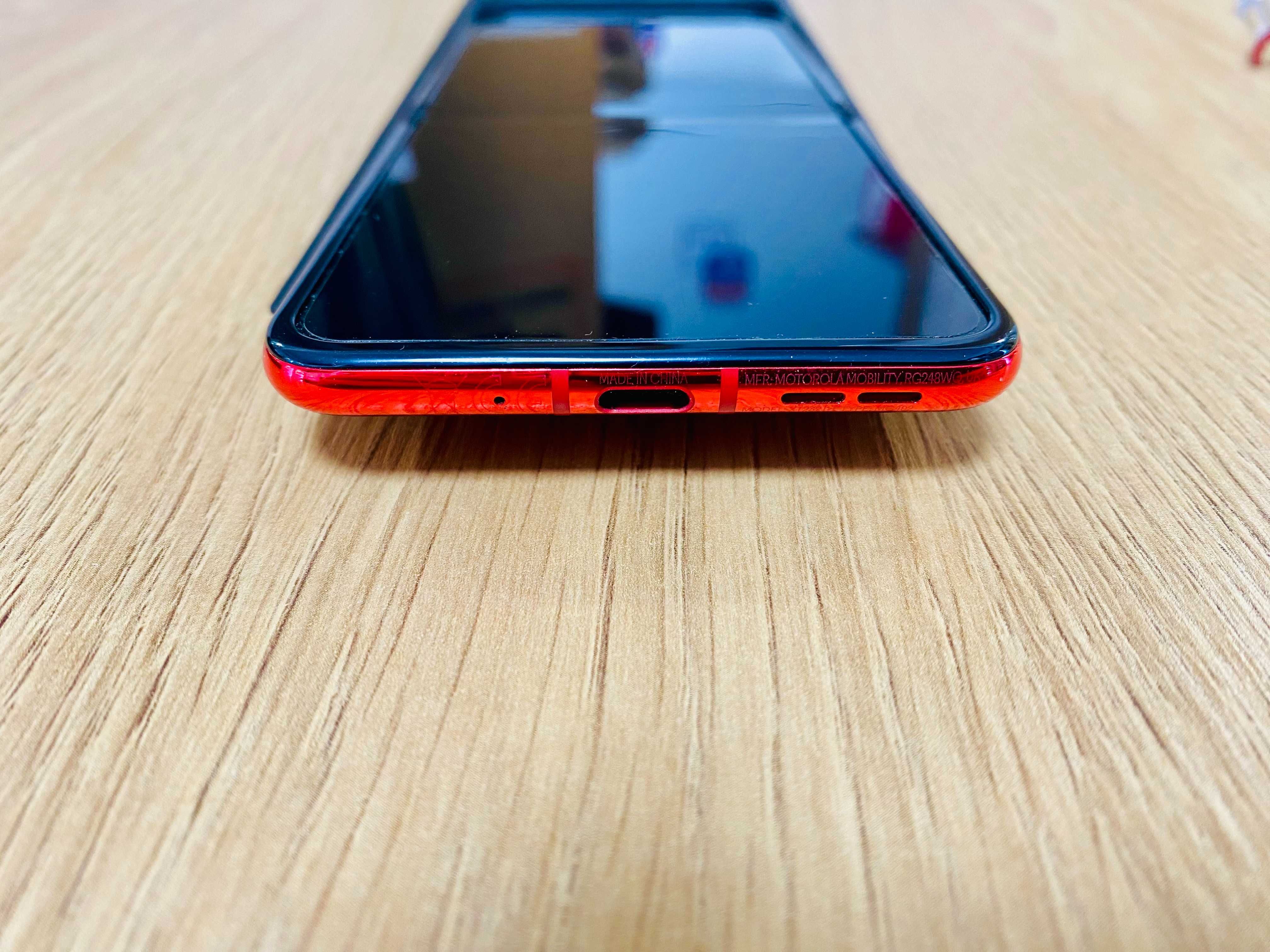 НОВ !!! Motorola razr 40 Ultra, 256GB, 8GB RAM, 5G, Viva Magenta