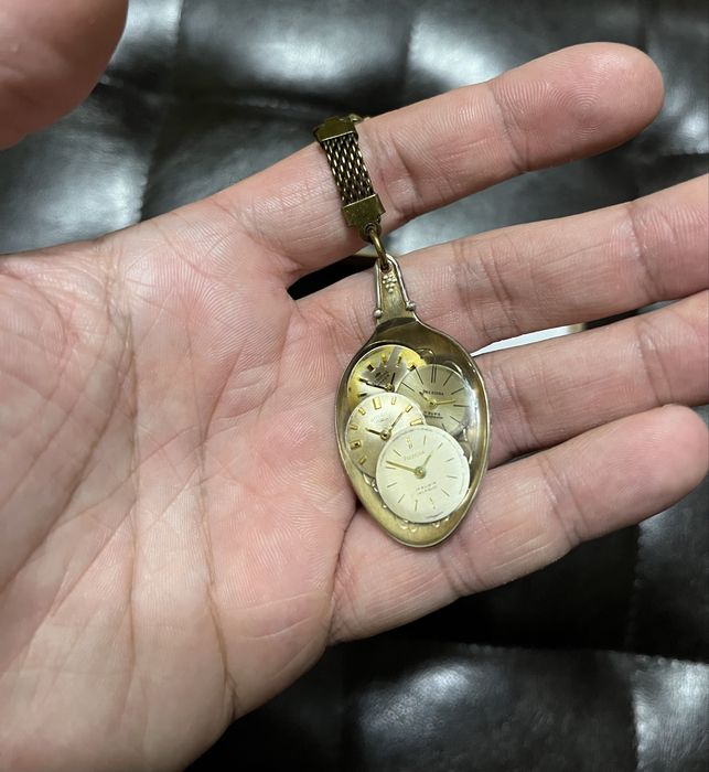 Breloc pentru pasionatii de ceasuri realizat din 4 cadrane