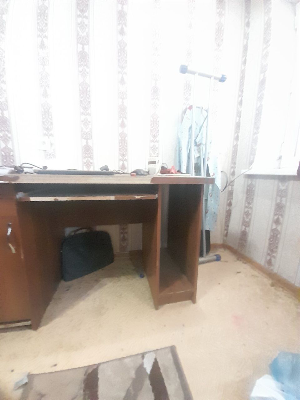 Shkaf stol kompyuterniy