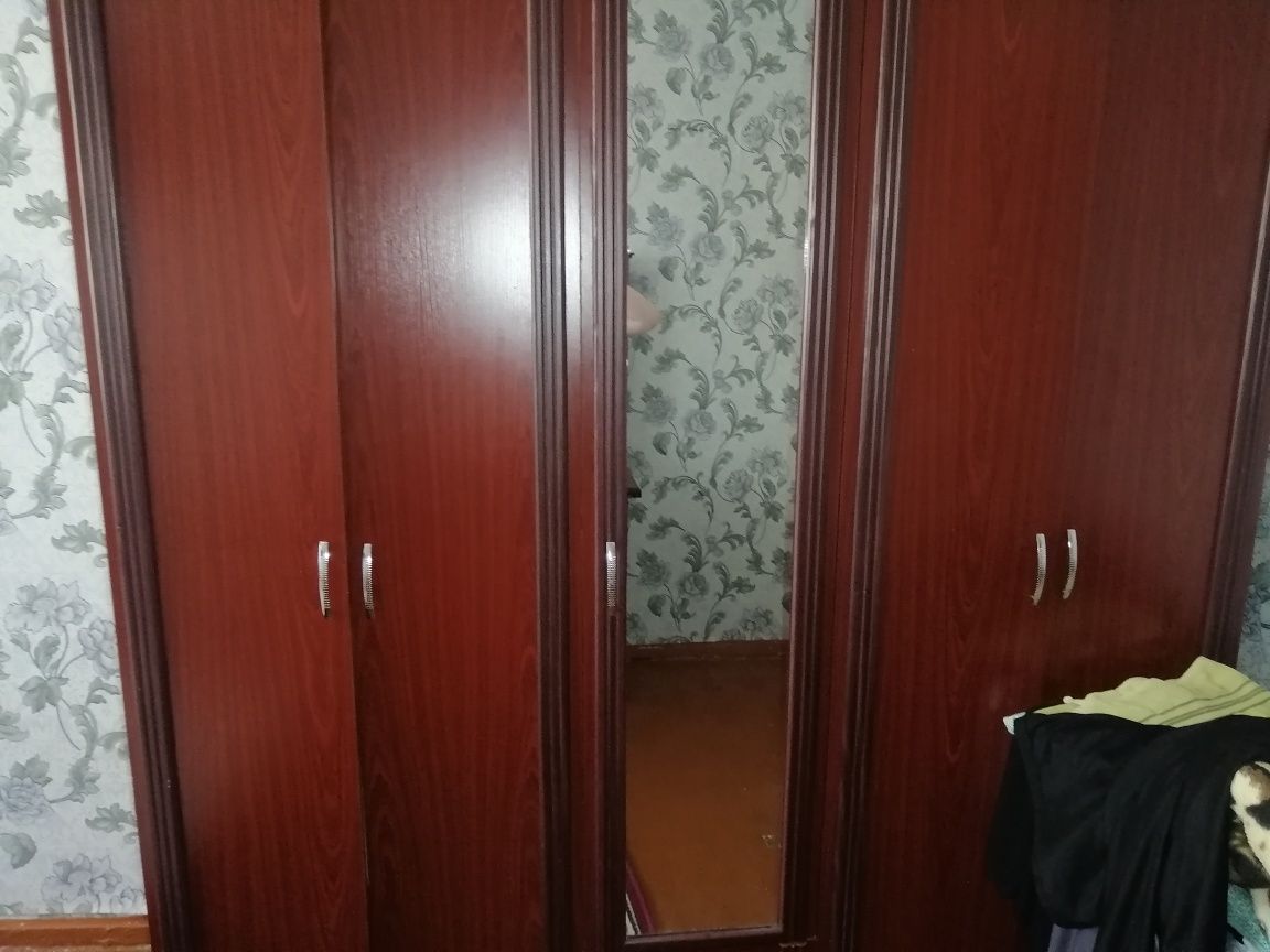 Продаётся спальный гарнитур. С матрасом.