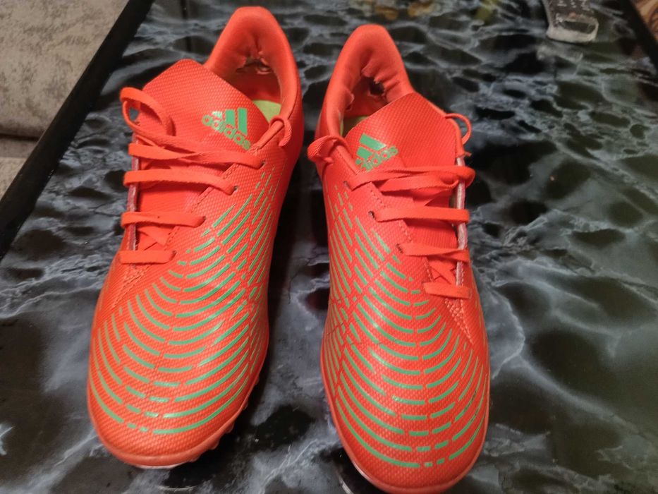 Продавам стоножки за футбол Adidas Predator