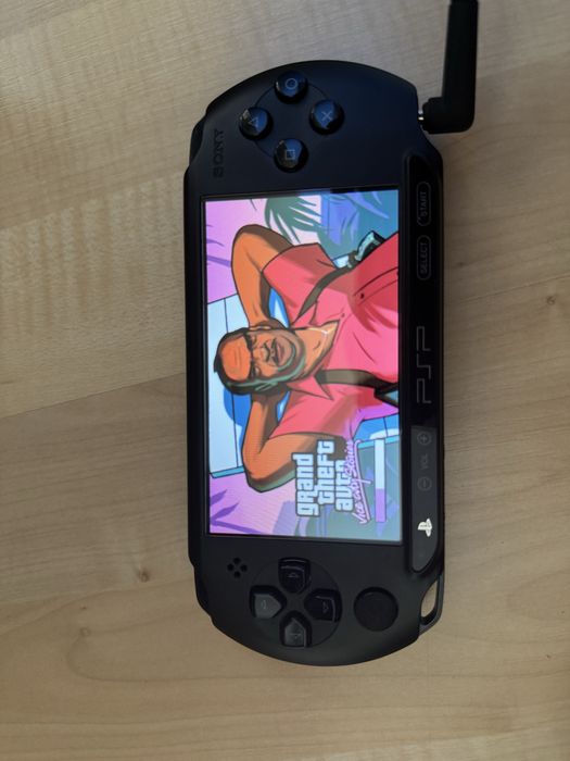 Sony PSP + 7 оригинални игри с кутийки + чантичка – Отлично състояние!