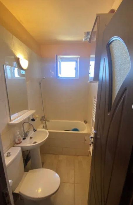 Apartament 3 camere decomandate, etajul4/4, vizavi de Scoala Generală.