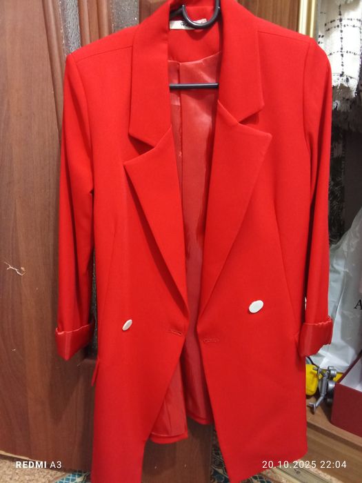 Продам женские костюмы