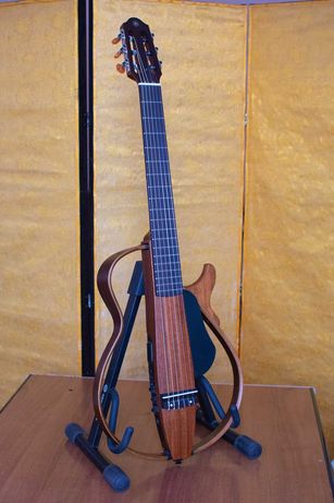 Продам гитару Yamaha SLG200N (нейлон, порожек 50мм)