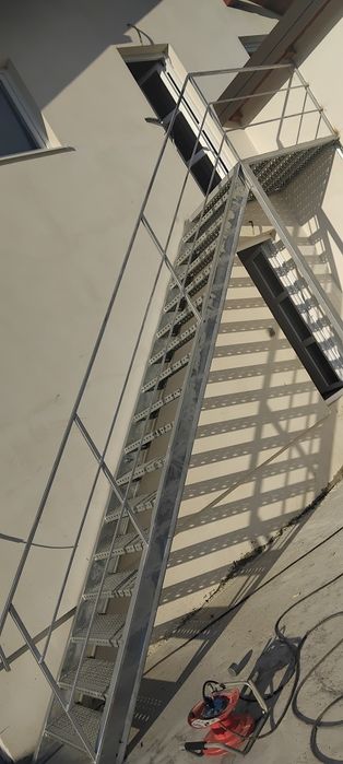 Scara zincate la comanda în toată tara oferim și