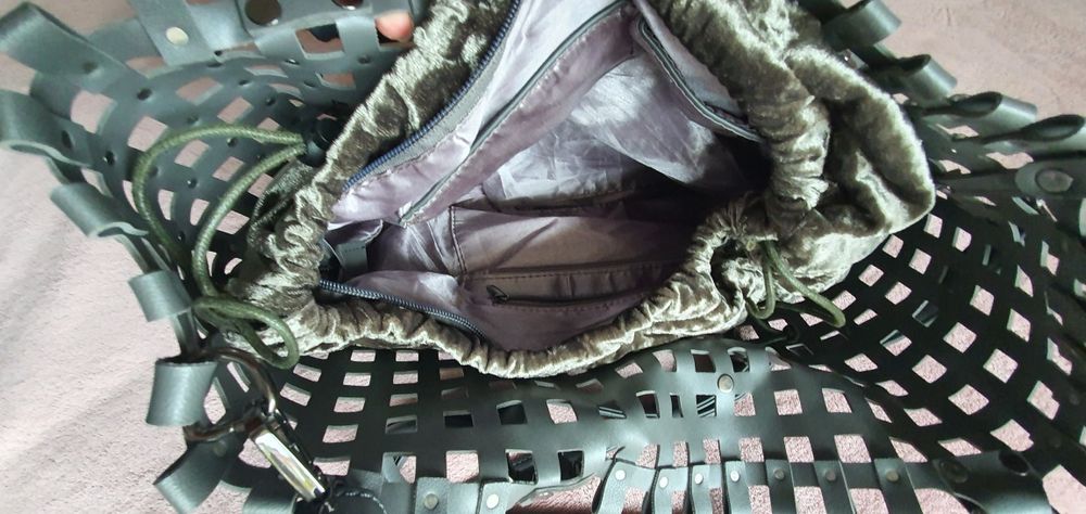 Графитена чанта от кожена мрежа с метални елементи и плюшен несесер