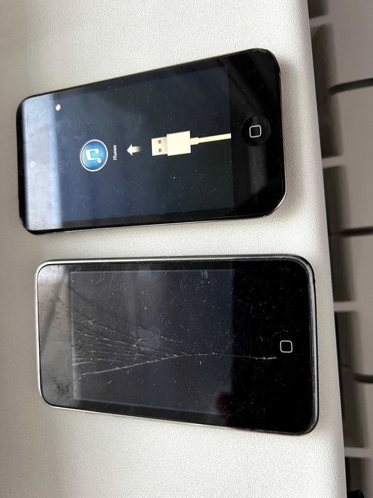 2 bucati iPod - uri capacitate 8 Gb