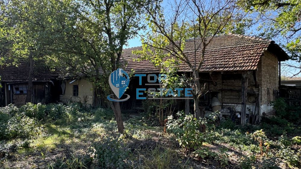 Тухлена къща с голяма стопанска постройка и кладенец в с. Куцина, обл