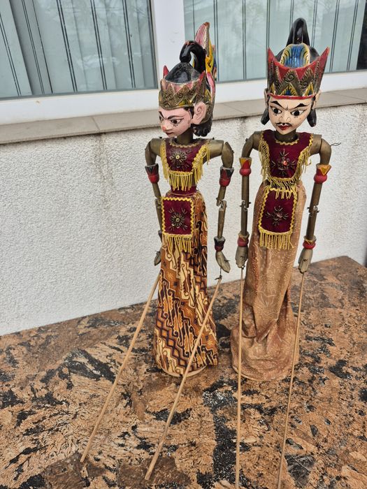 Vând 2 papusi statuiete lemn,scluptate pictate manual ,made Indonezia