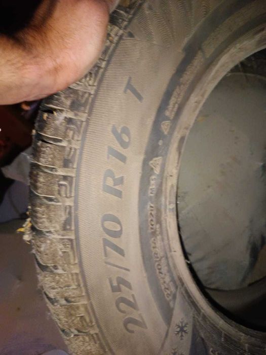 Покрышки зимние шипованные новые  R16
