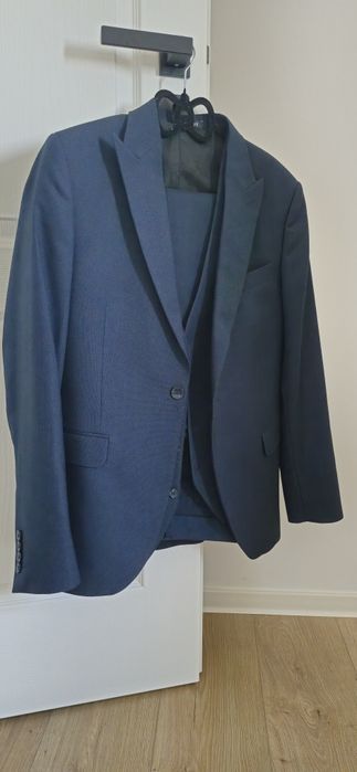Costum 3 piese, lână 80% , potrivit pt măsura M