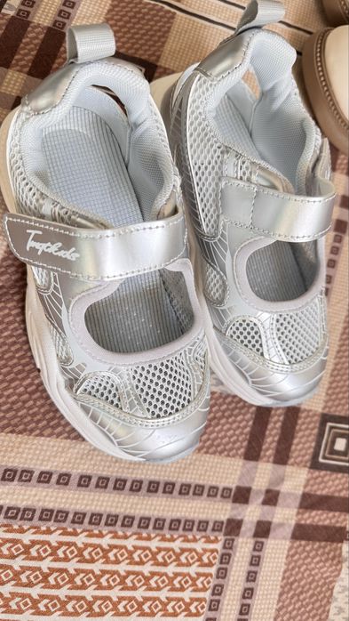 Кроссовки и туфли  на девочку новые