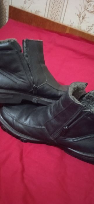 Сапожки мужские тёплые с двумя замочками по бокам 
Тарелки фарфоровы