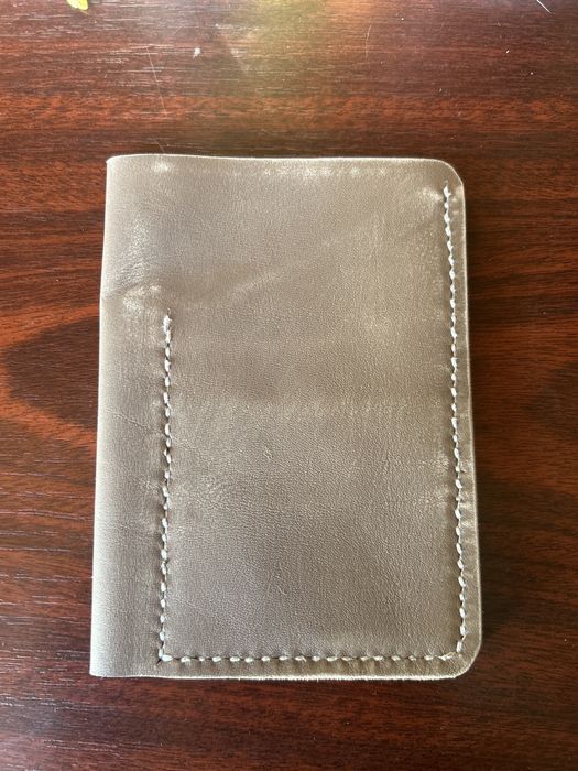 Portofele facute de mana din piele