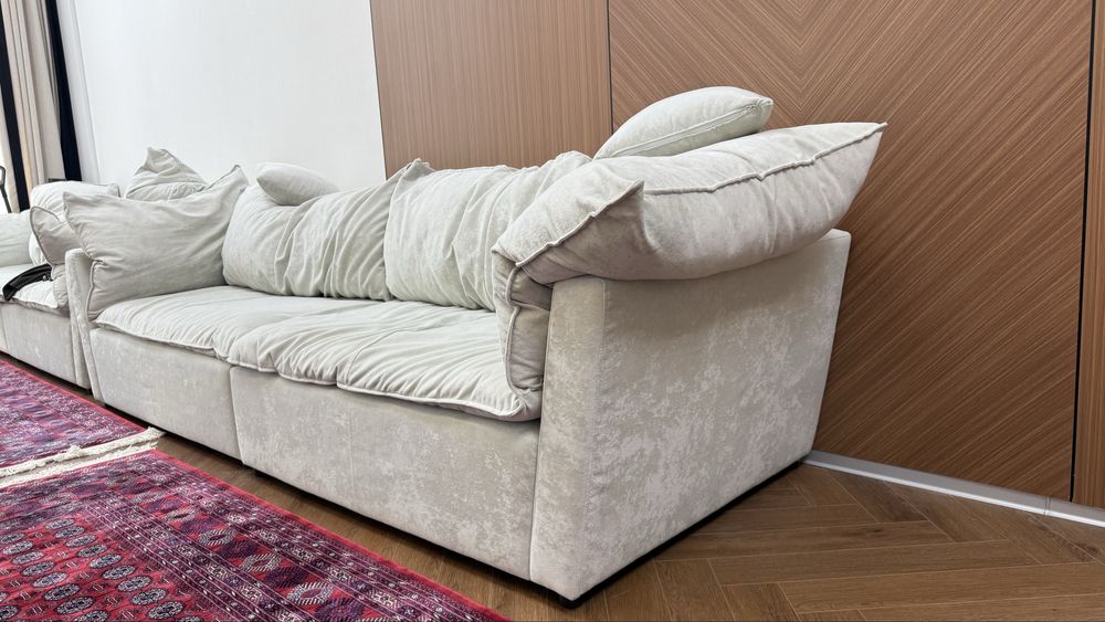 Диван 3 метра в длину.