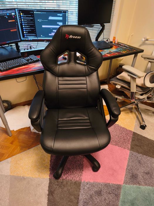 Продавам кожен геймърски стол  AROZZI (черен)