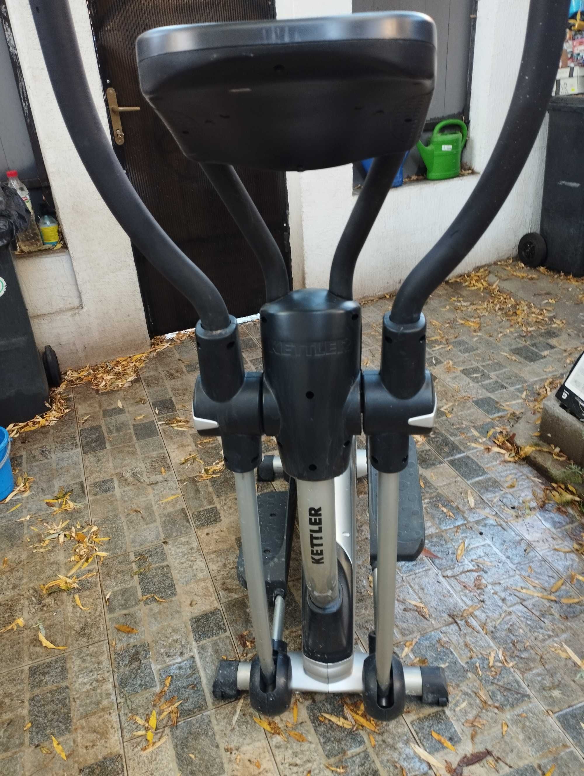 Vand bicicleta eliptica Kettler Basicline Giro 500 putin utilizata.