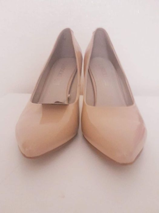 Нови обувки с етикет от естествена кожа на lasocki.