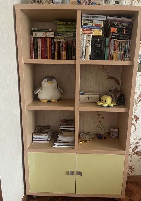 Книжный шкаф