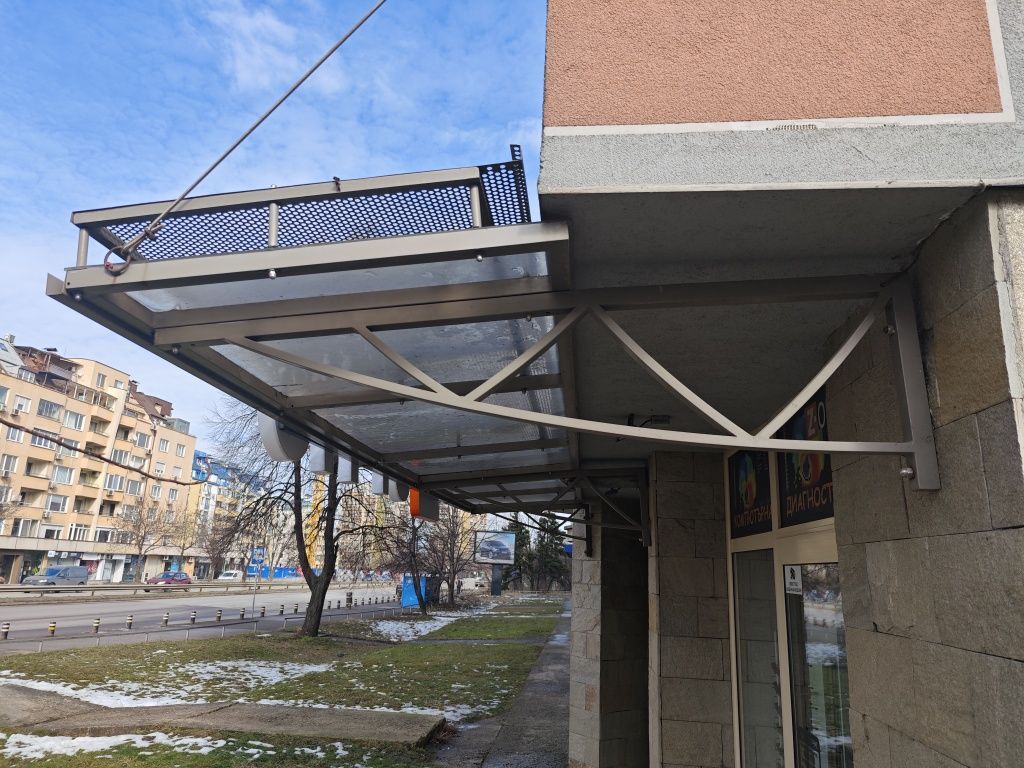 Продавам стоманена/метална козирка-навес-стряха за входна врата