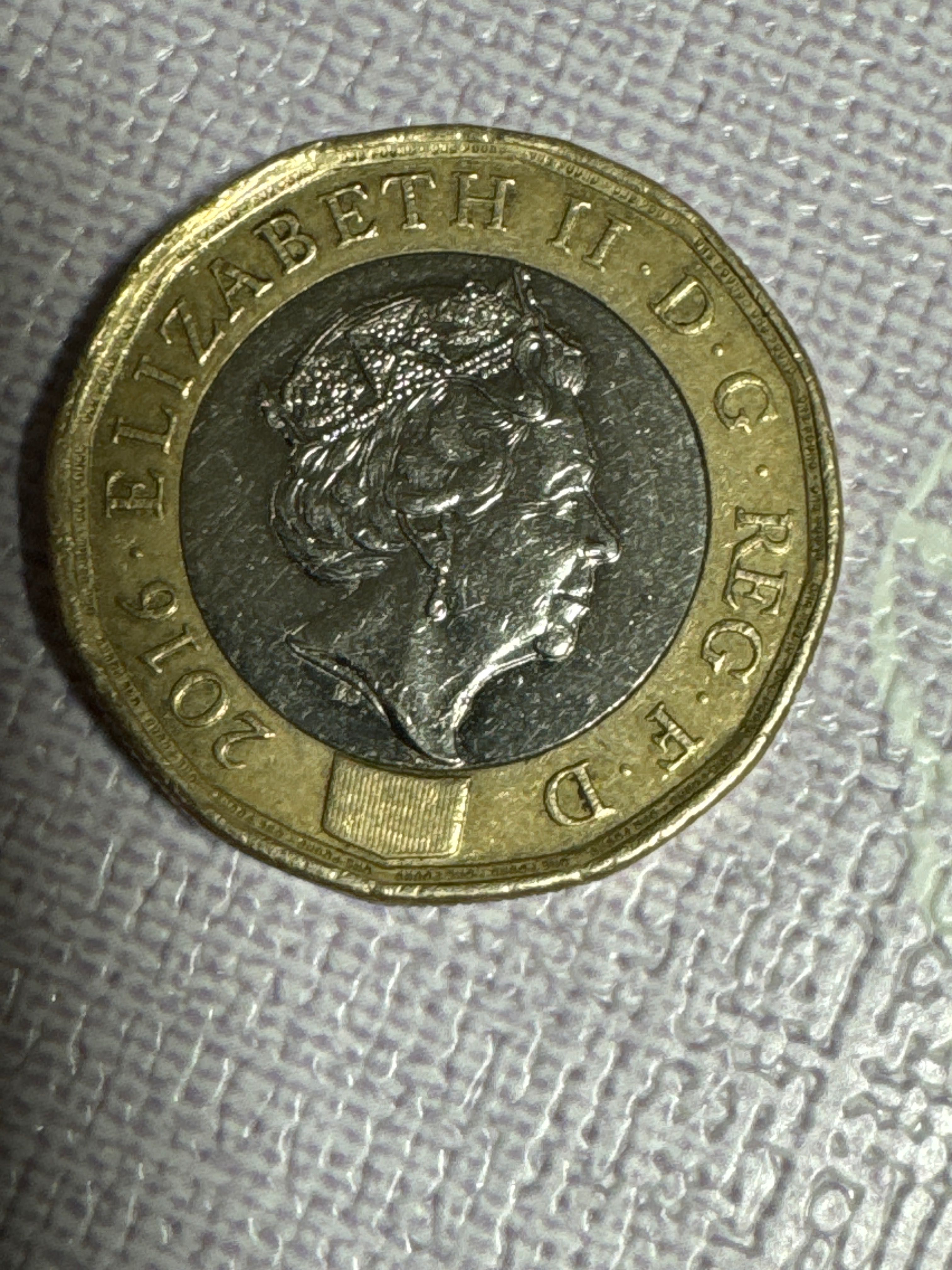 Moneda One Pound