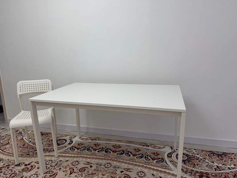 Стол со стульями