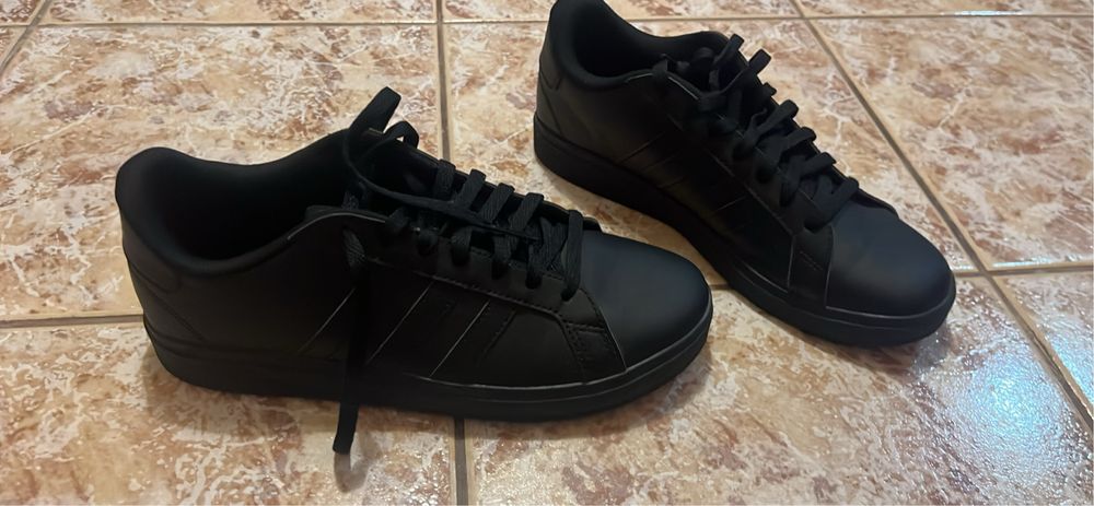 Чисто нови маратонки adidas