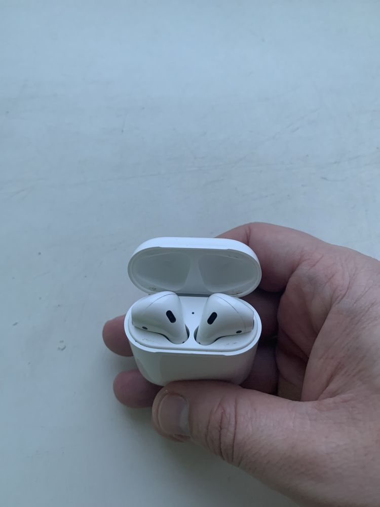 Продам беспроводные наушники Airpods 2