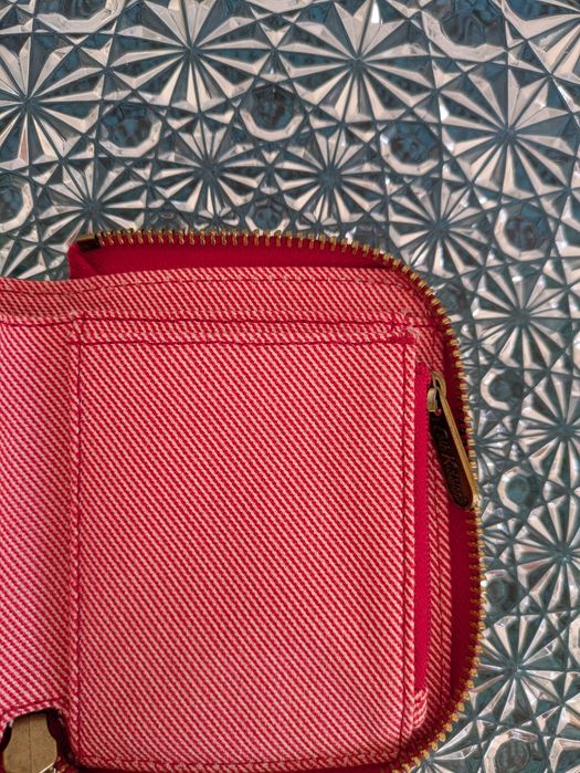 Малко червено партмоне с цветя