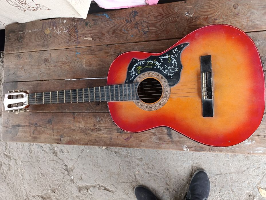 Продам гитару 6 струны в хорошем состоянии