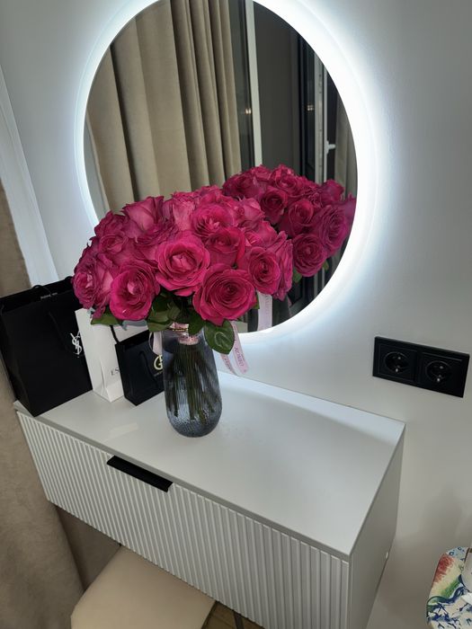 Отдам свежие и красивые розы в ленте 25штук