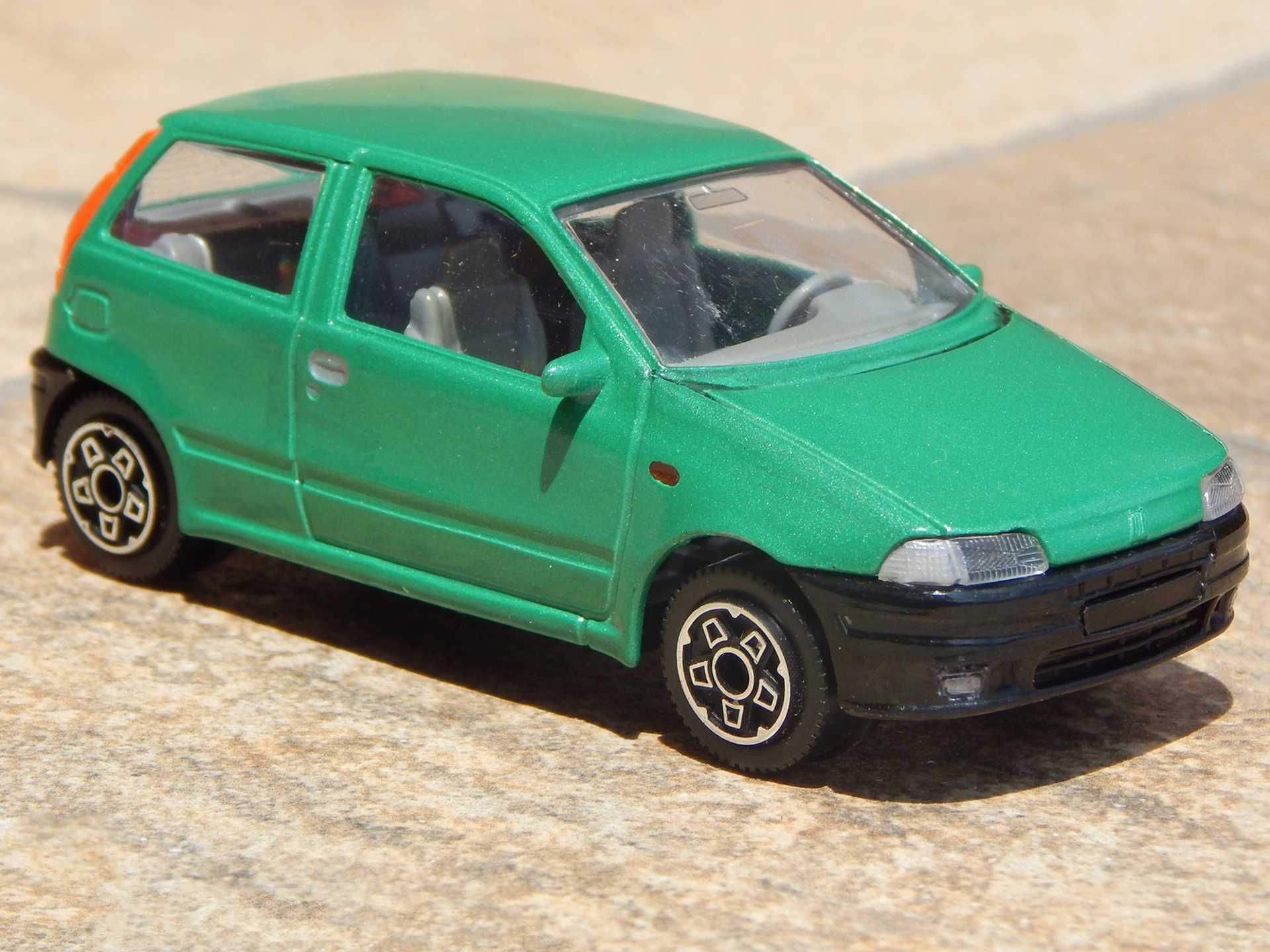Macheta FIAT Punto I (1993–1999) Bburago fabricat Italia sc 1:43 uzat