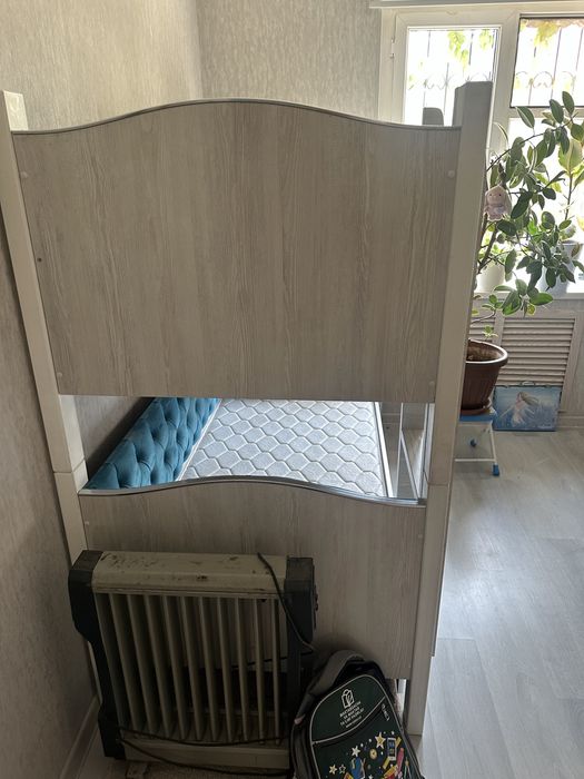 Комлект кроватей и письменный стол-парта