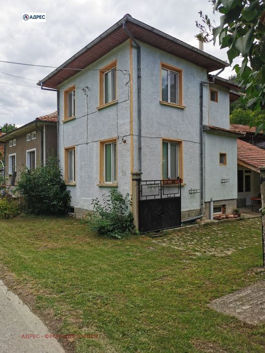 Къща в Ловеч, област-с.Терзийско площ 86 цена 85000