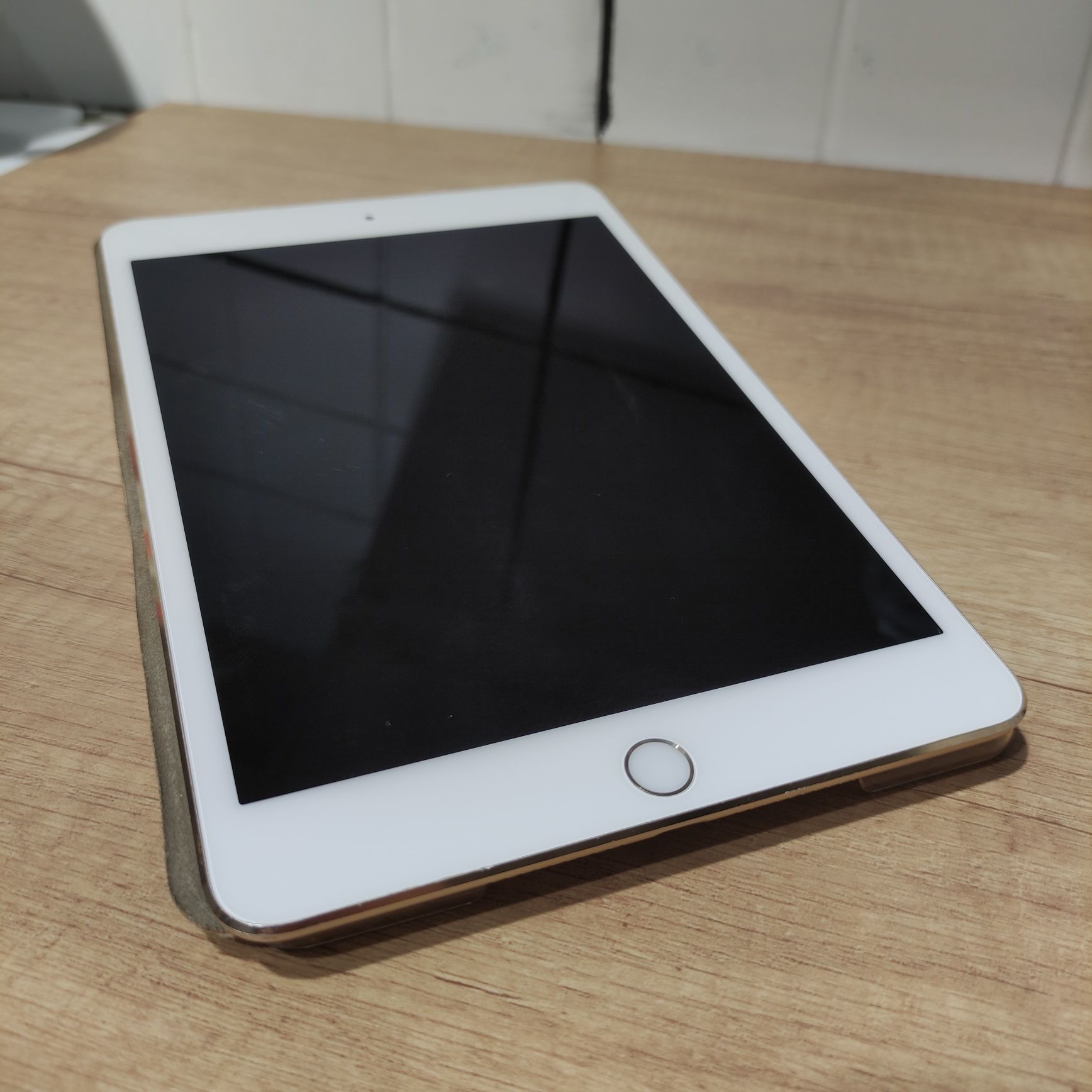 В идеале! iPad mini 4/IPS 7.9/Wi-Fi/Gold Version/1080p/Face Time!